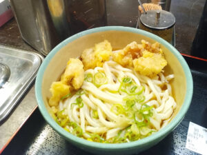 立ち食いなのに行列？！