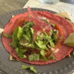 カウンター六席、テラス四席の超人気店！