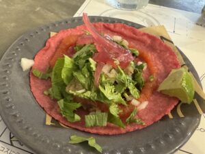 カウンター六席、テラス四席の超人気店！