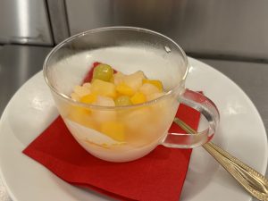 クリームチーズに麺を絡めて食べる斬新なラーメン