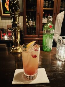 オールドリキュールやウィスキーの名店 突き出しのグジェール