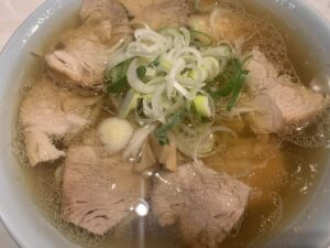 味濃いめのスープとツルツル麺がめちゃ合う!