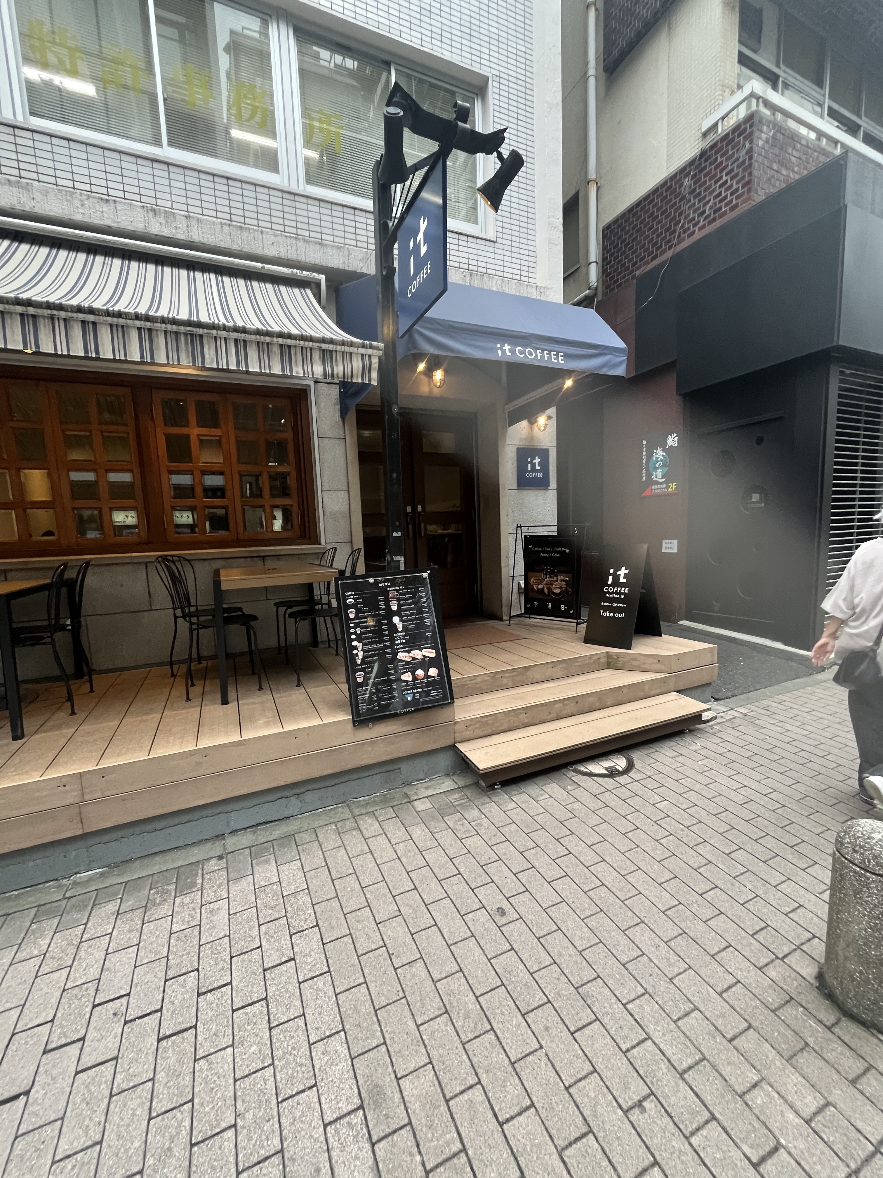 it COFFEE赤坂店の入口とテラス席