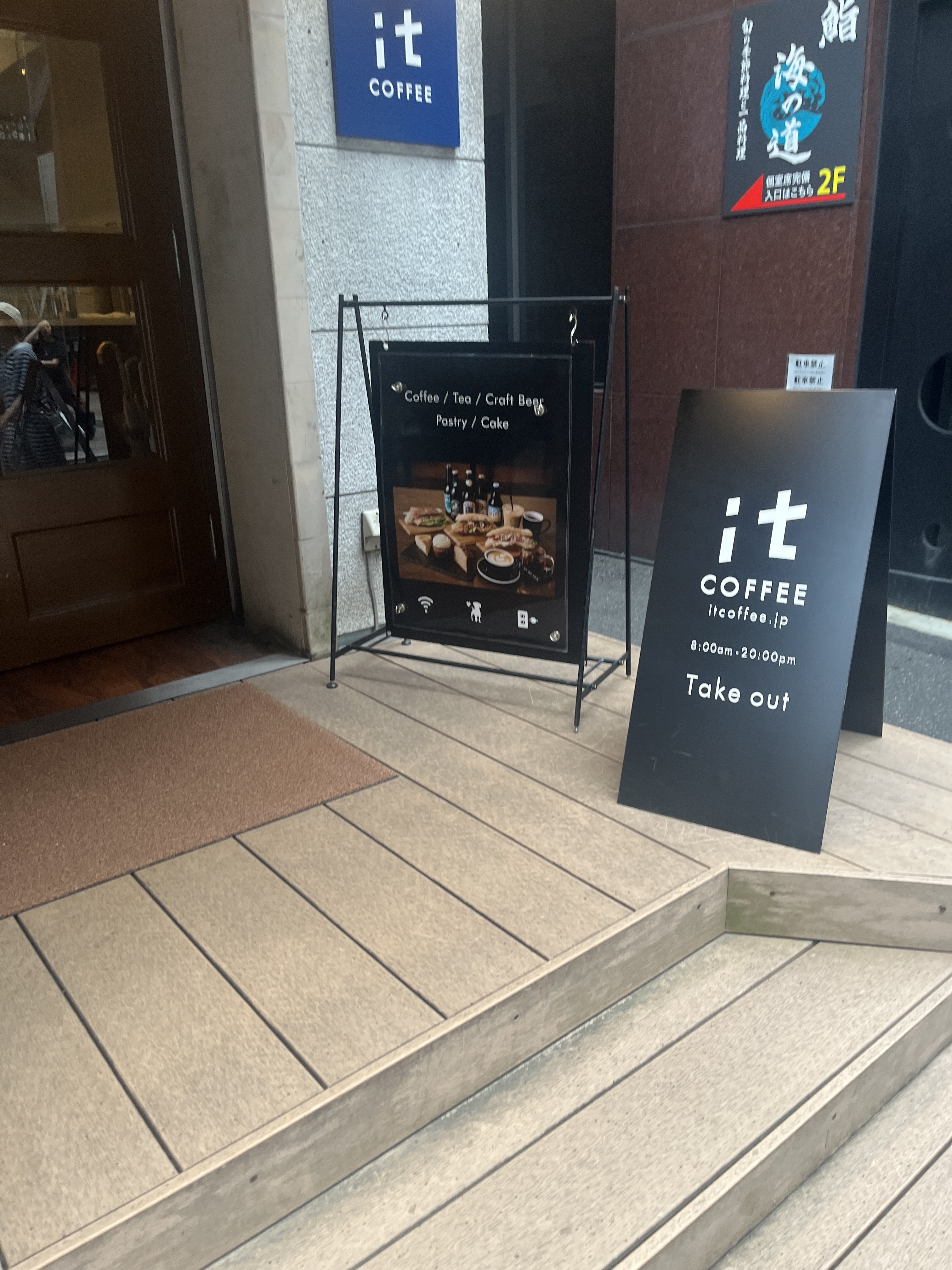 it COFFEE赤坂店の入口看板
