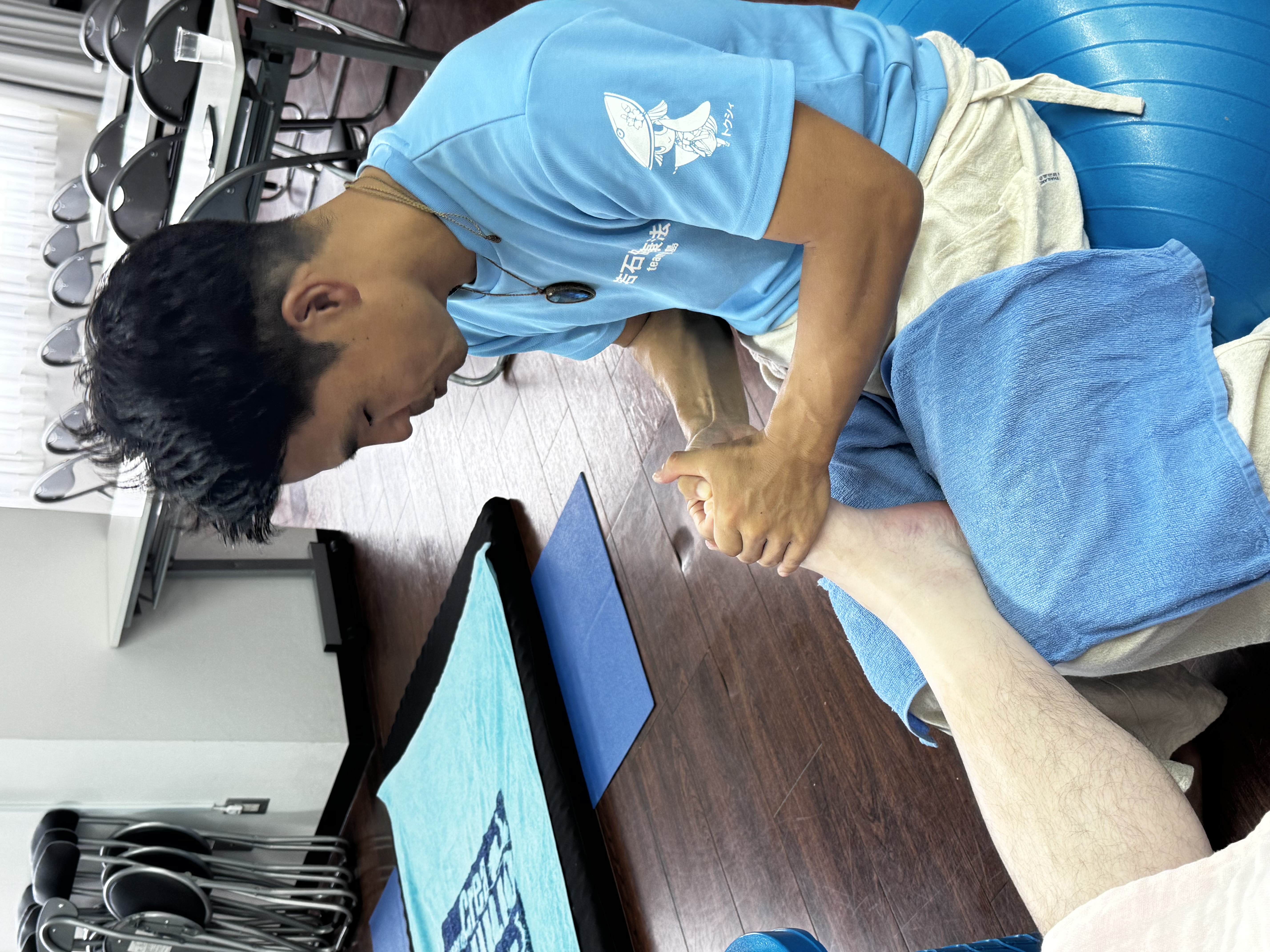 若石足もみを行う先生