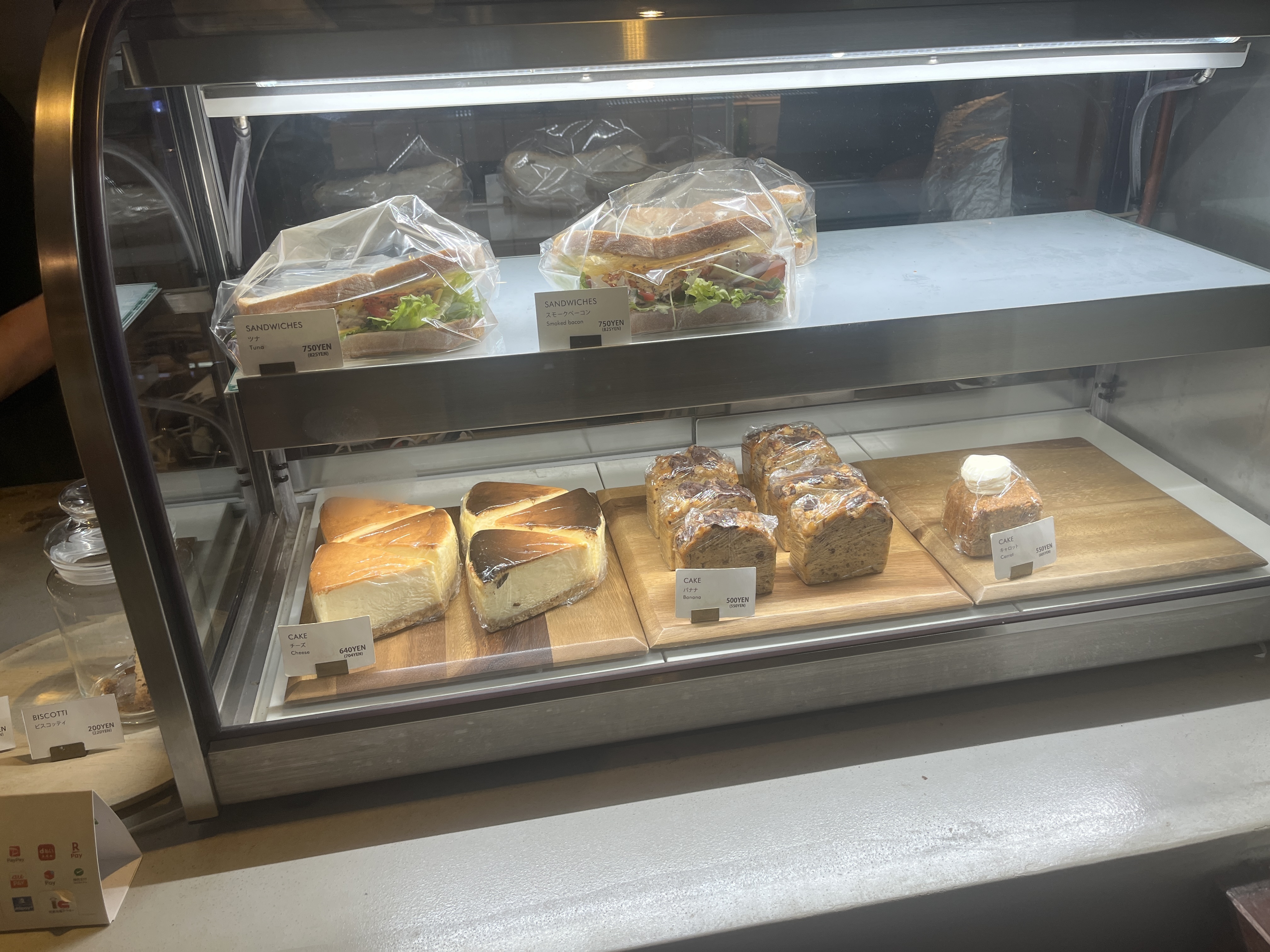 it COFFEE赤坂店のサンドイッチとケーキのショーケース