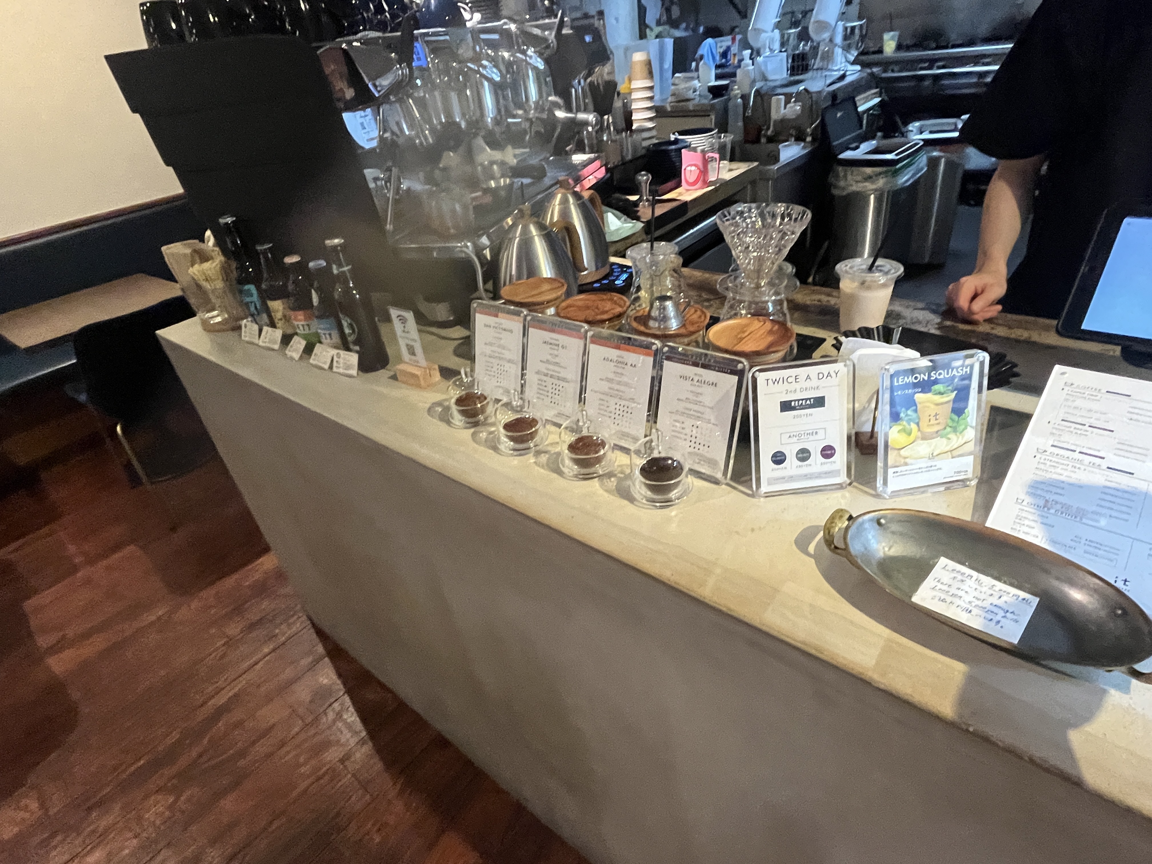 it COFFEE赤坂店のカウンターとコーヒー豆