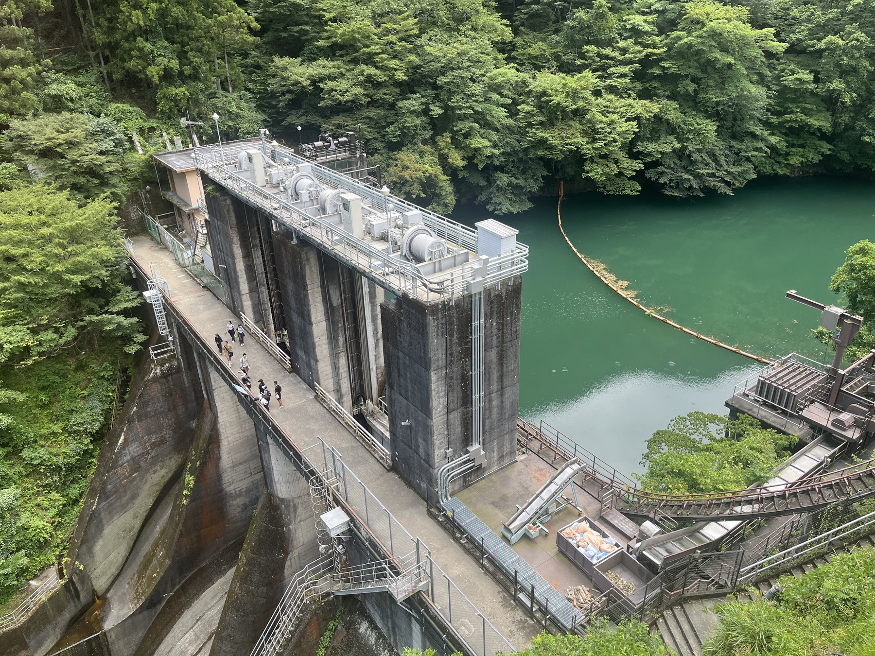 白丸調整池ダムを上から見た景色