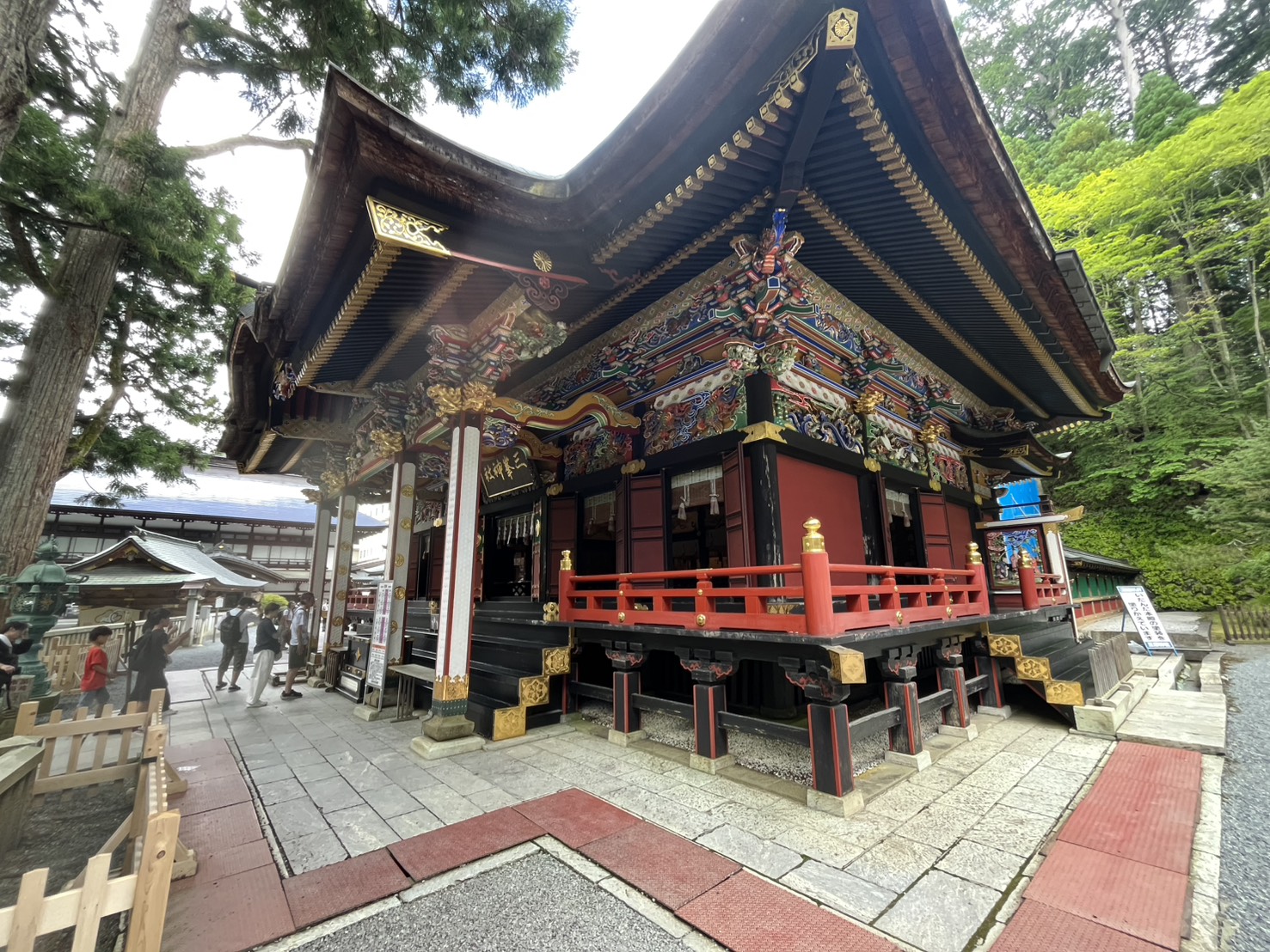 木々に囲まれた三峯神社の社殿