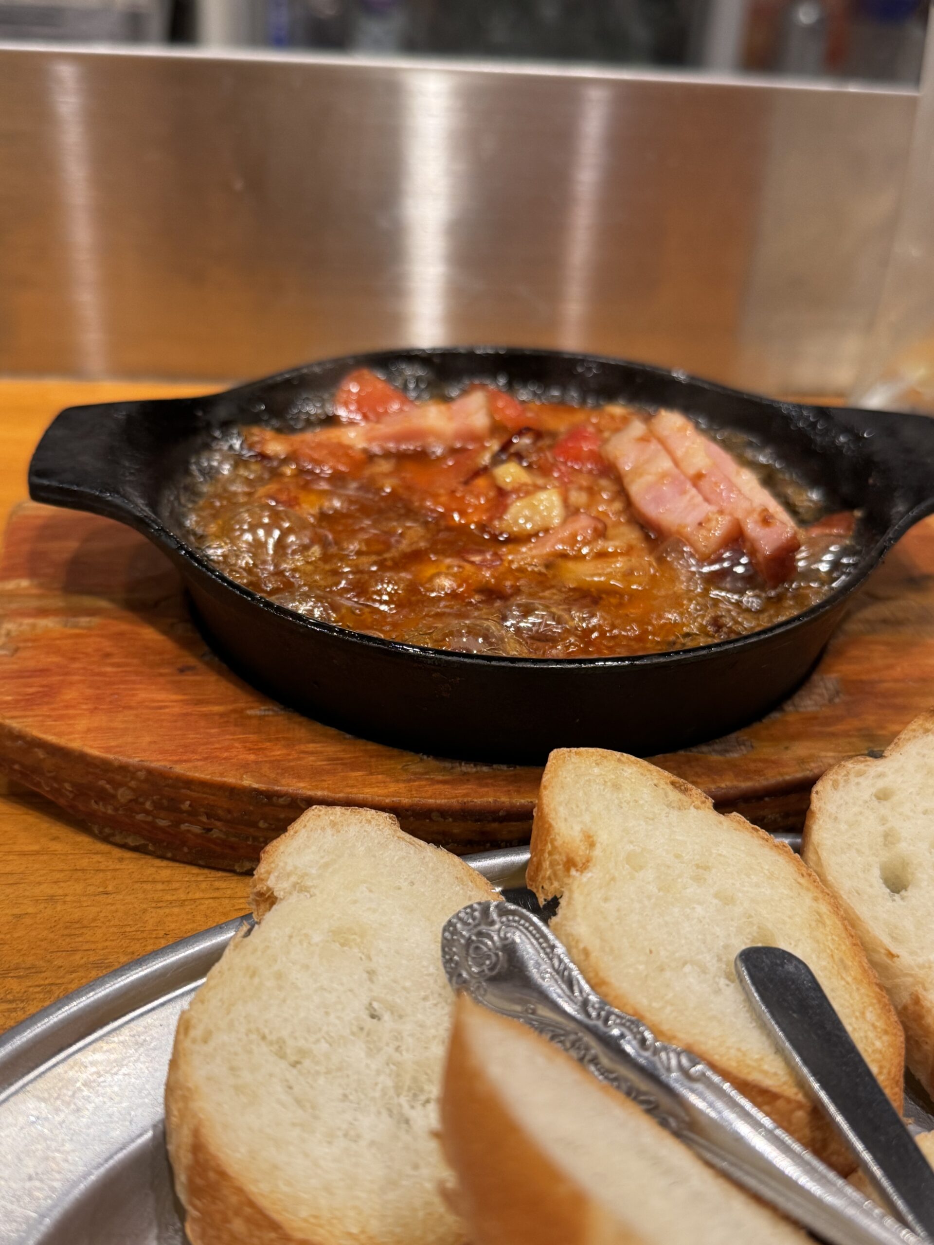 大衆酒バルてるおの煮込み料理とバゲット