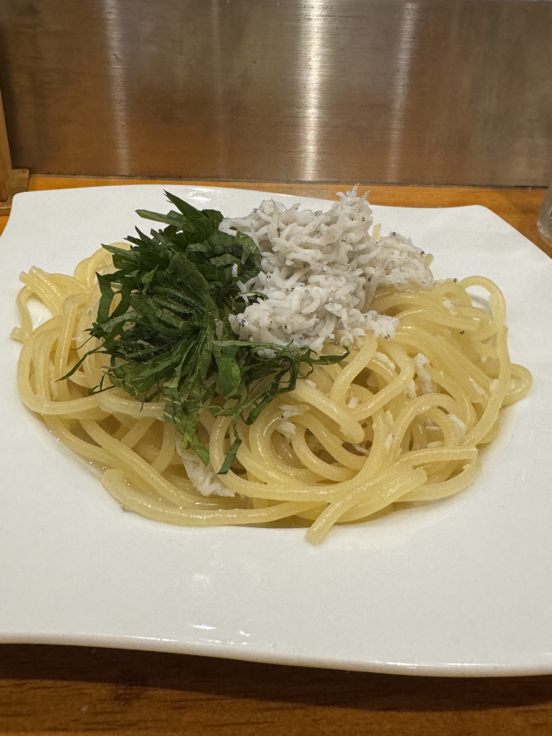 大衆酒バルてるおのしらすと大葉のパスタ
