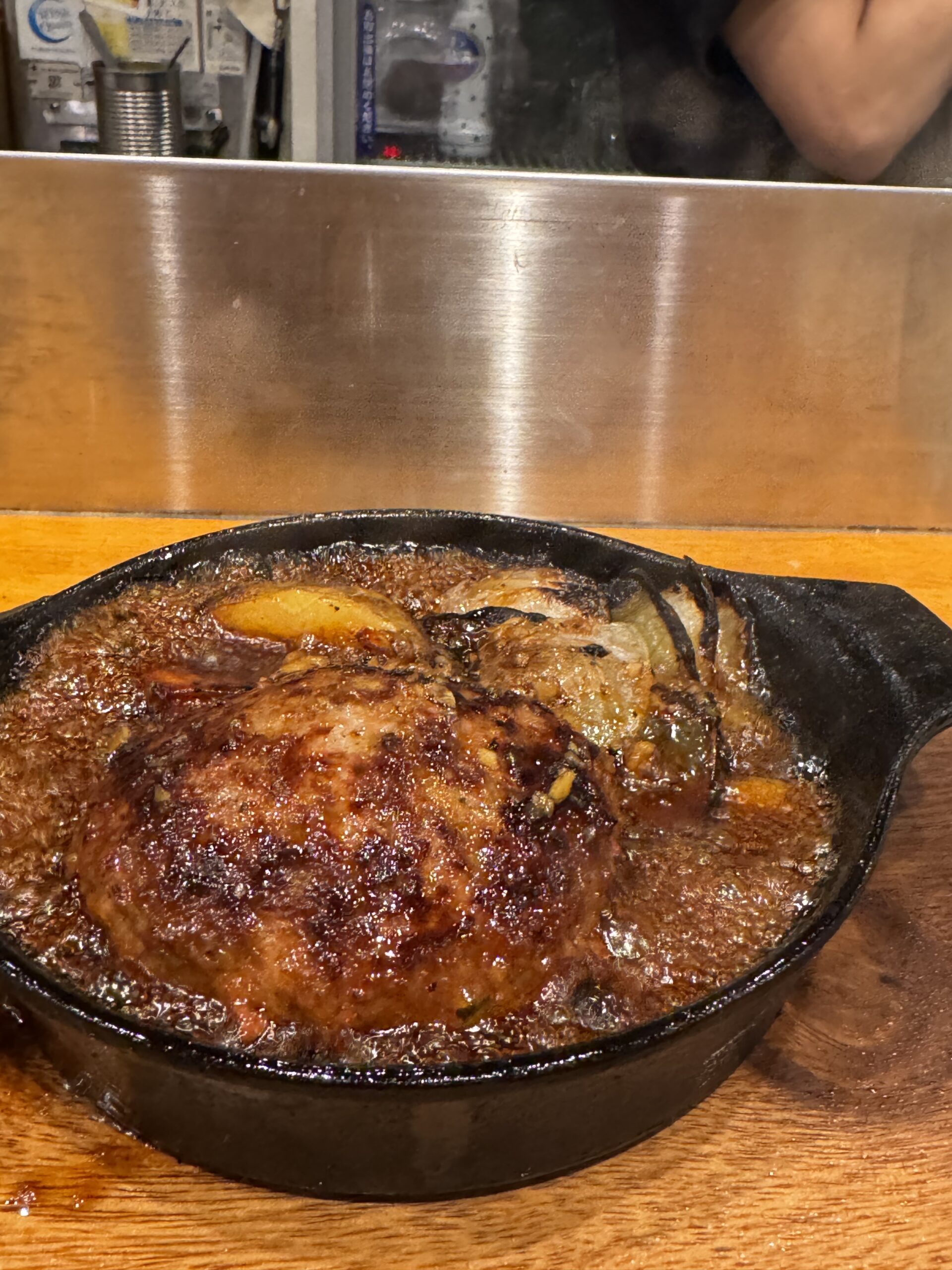 大衆酒バルてるおの煮込み料理のアップ