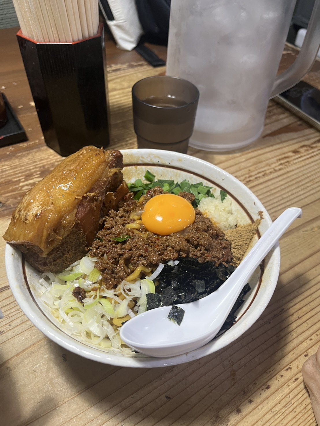 トロ豚と卵黄がのった麺 酒 やまののまぜそば