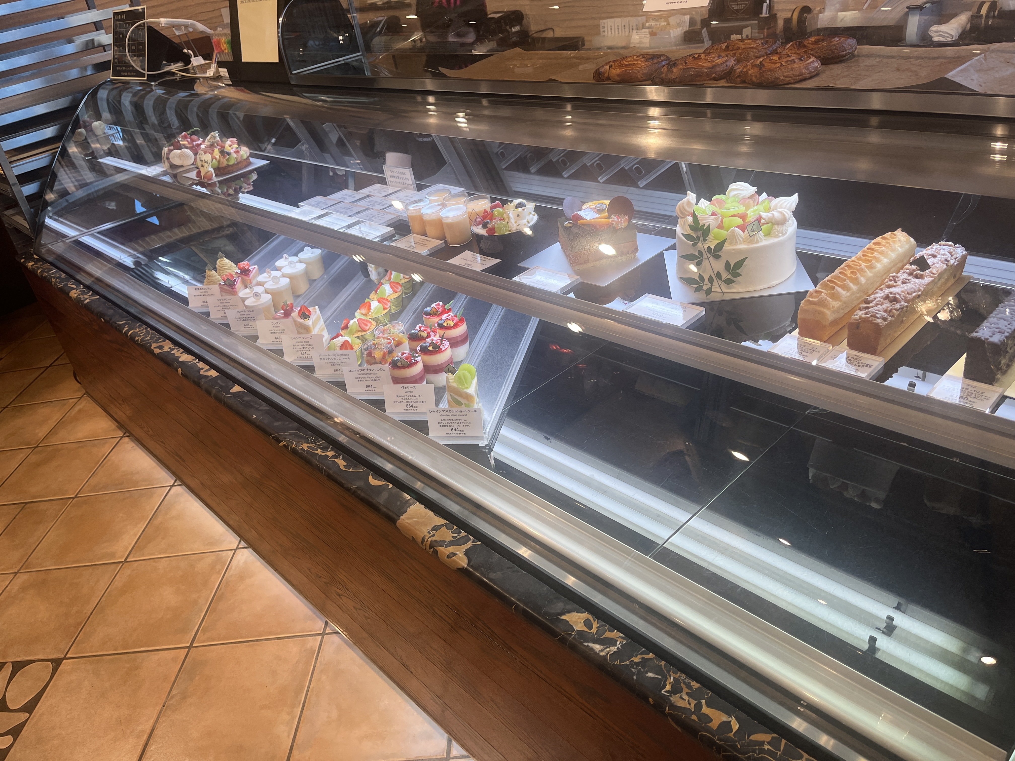ロートンヌ秋津本店のケーキショーケース