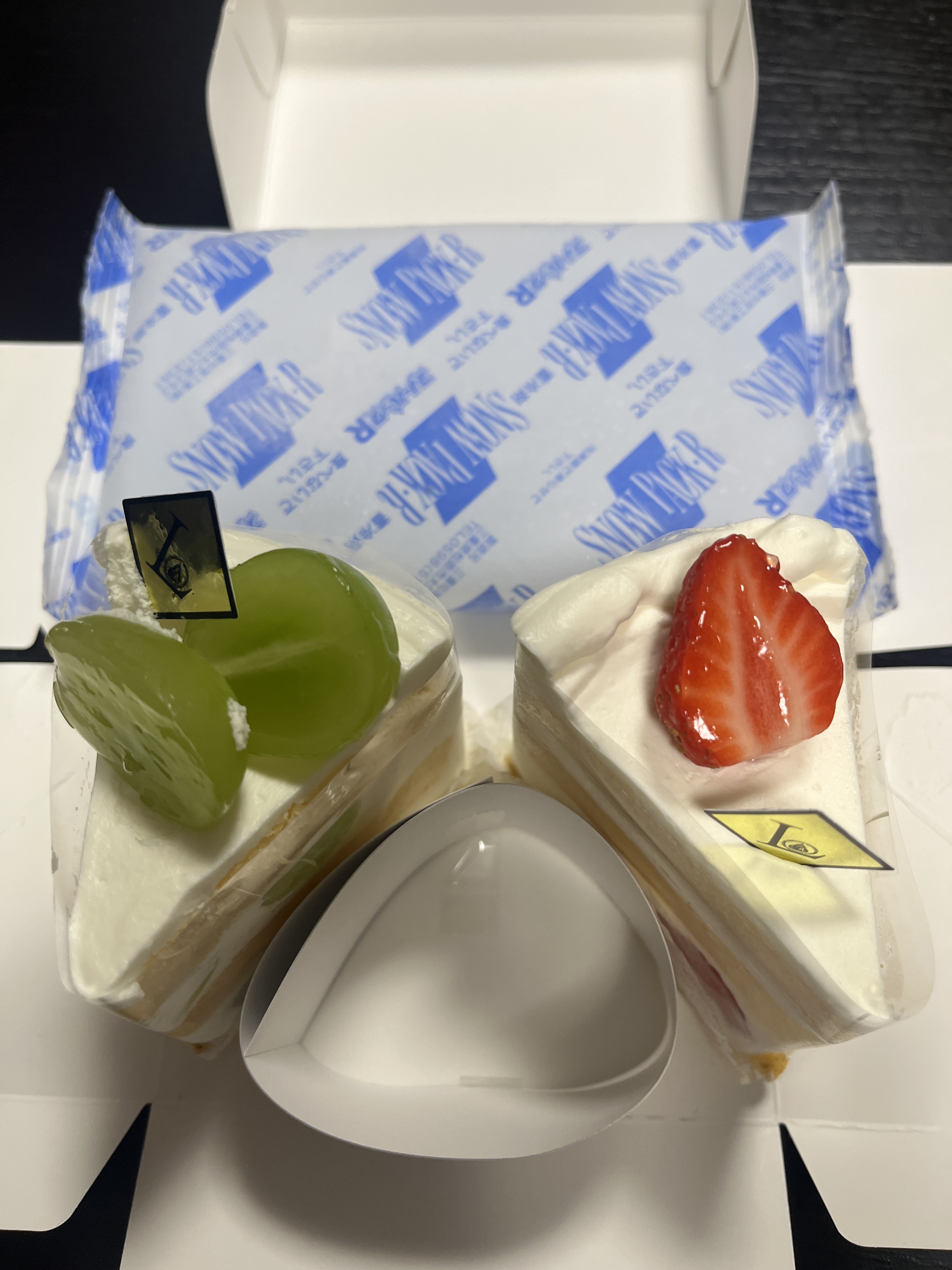 ロートンヌで購入したシャインマスカットといちごのケーキ