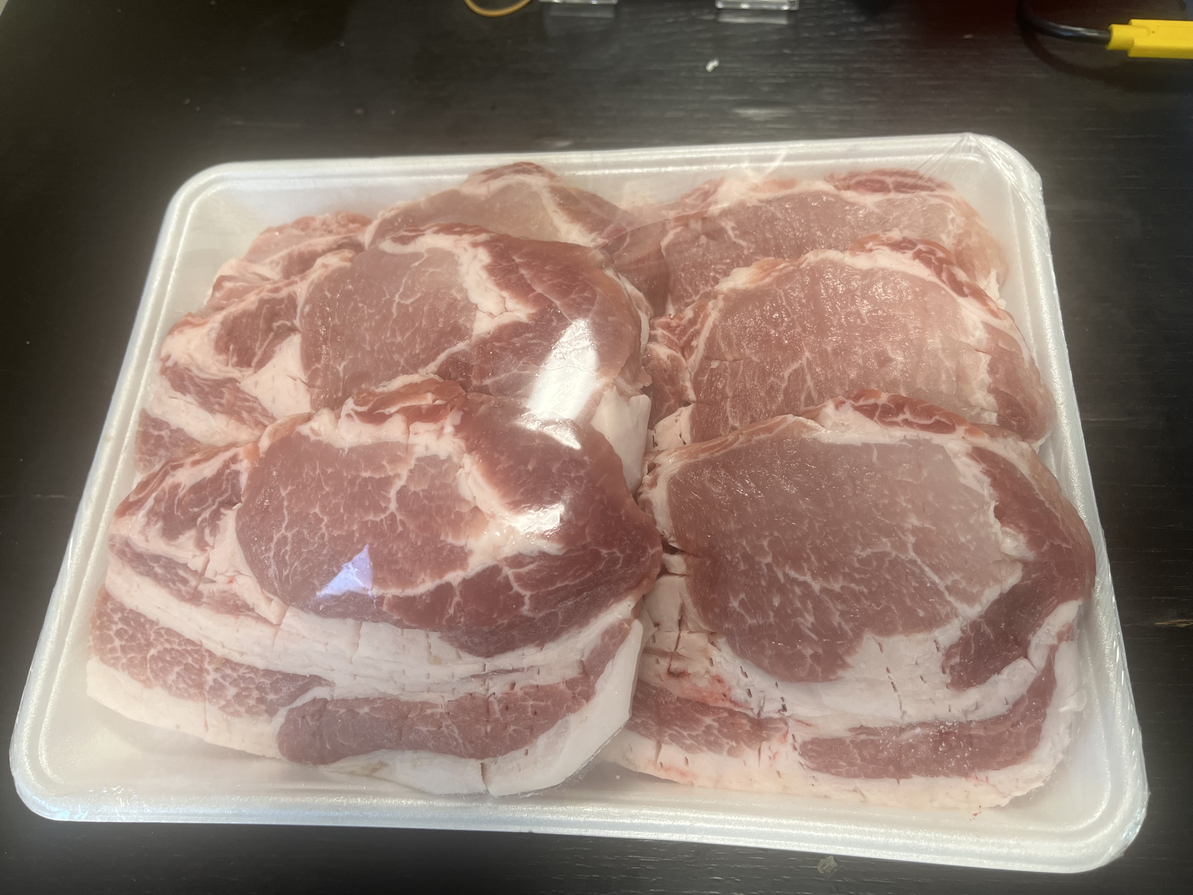 東長崎の天野屋精肉店で包んでもらった厚切り肉