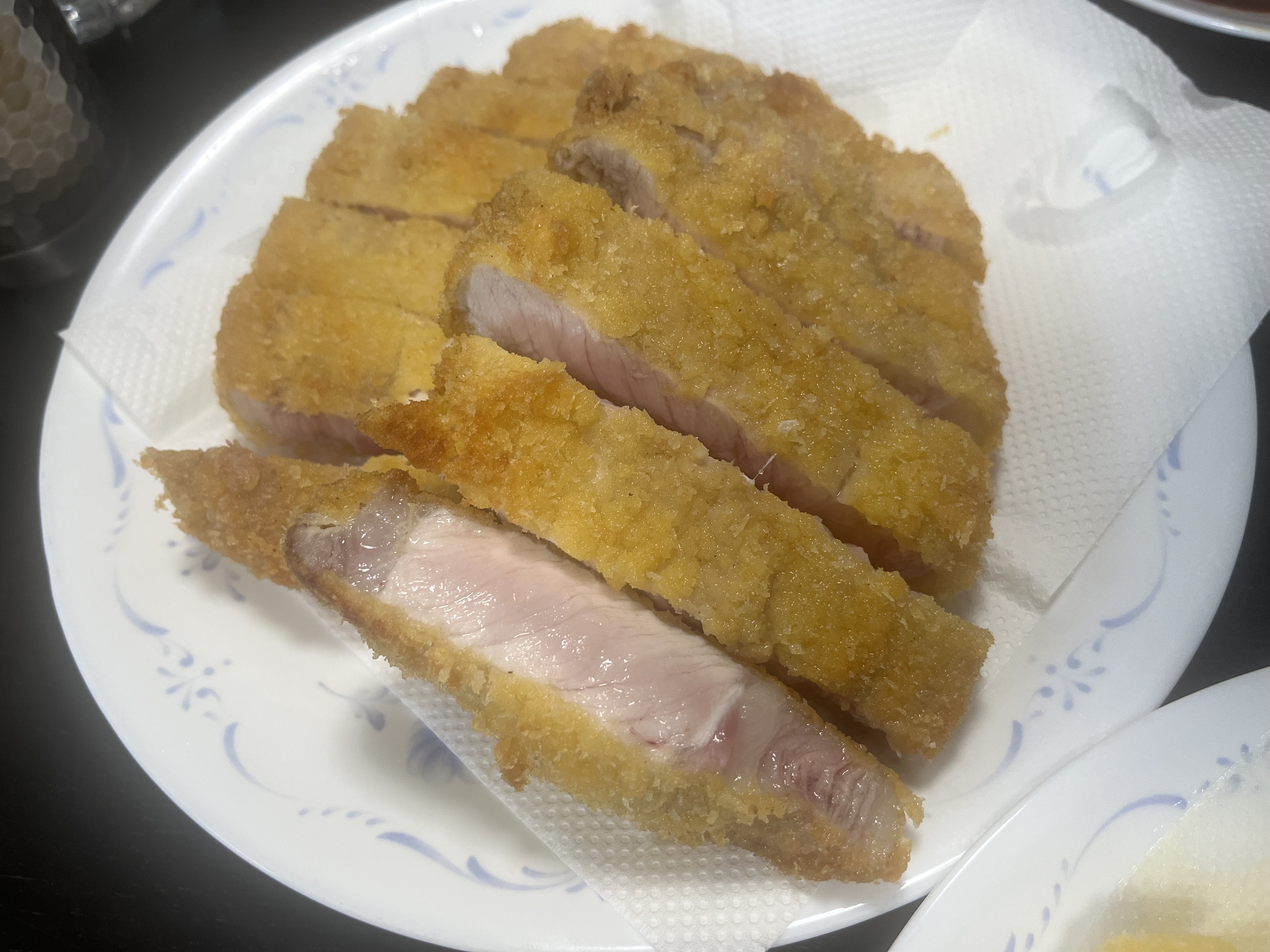 東長崎の天野屋精肉店で買った厚切り肉を揚げた様子
