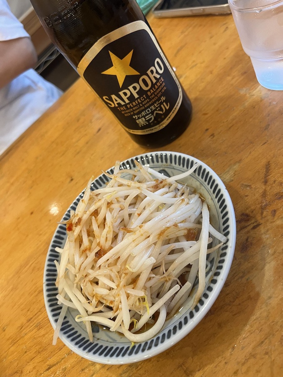 香湯ラーメンちょろりの味付もやしと瓶ビール