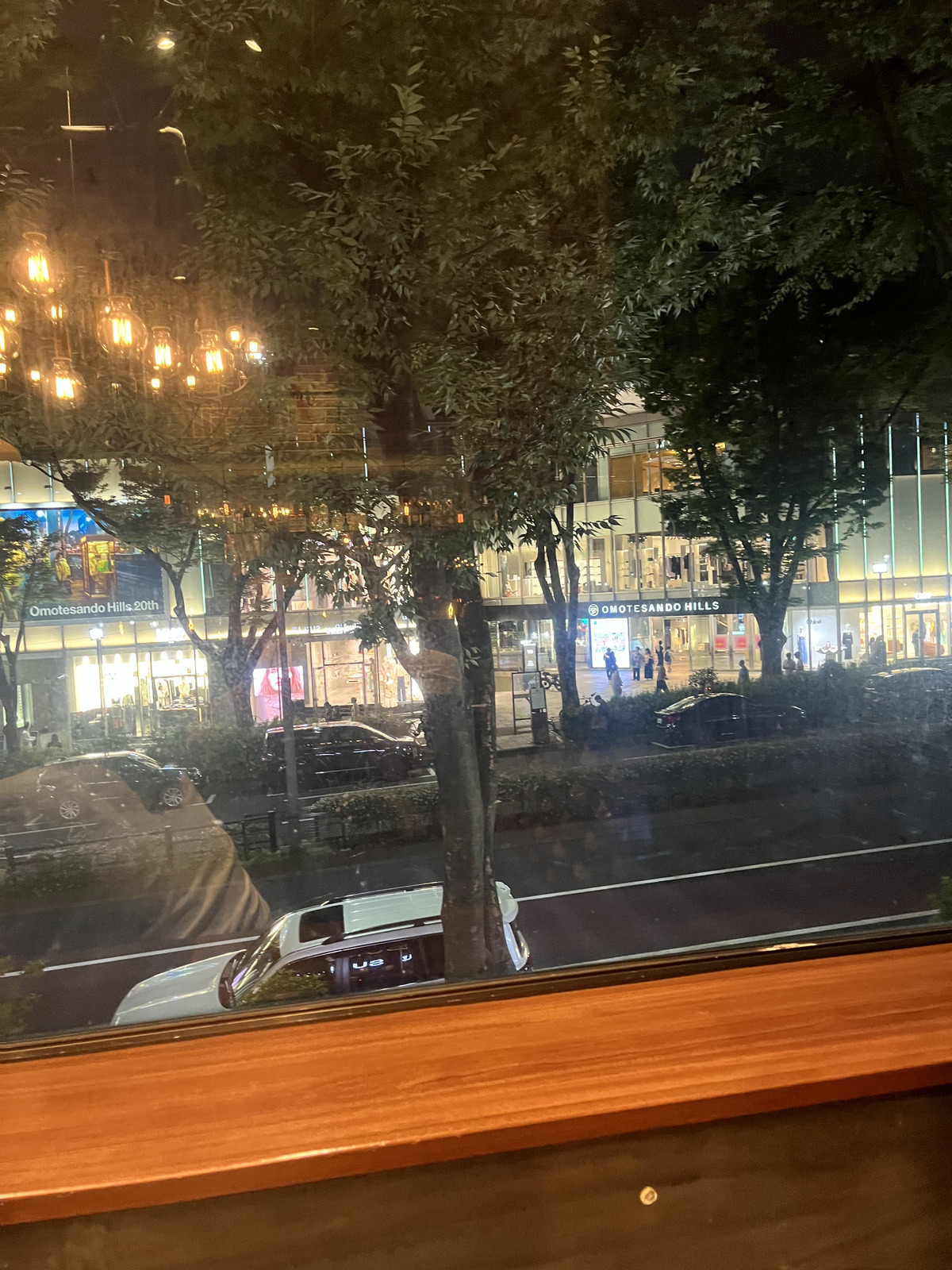 GOKU BURGER店内から見える表参道ヒルズ