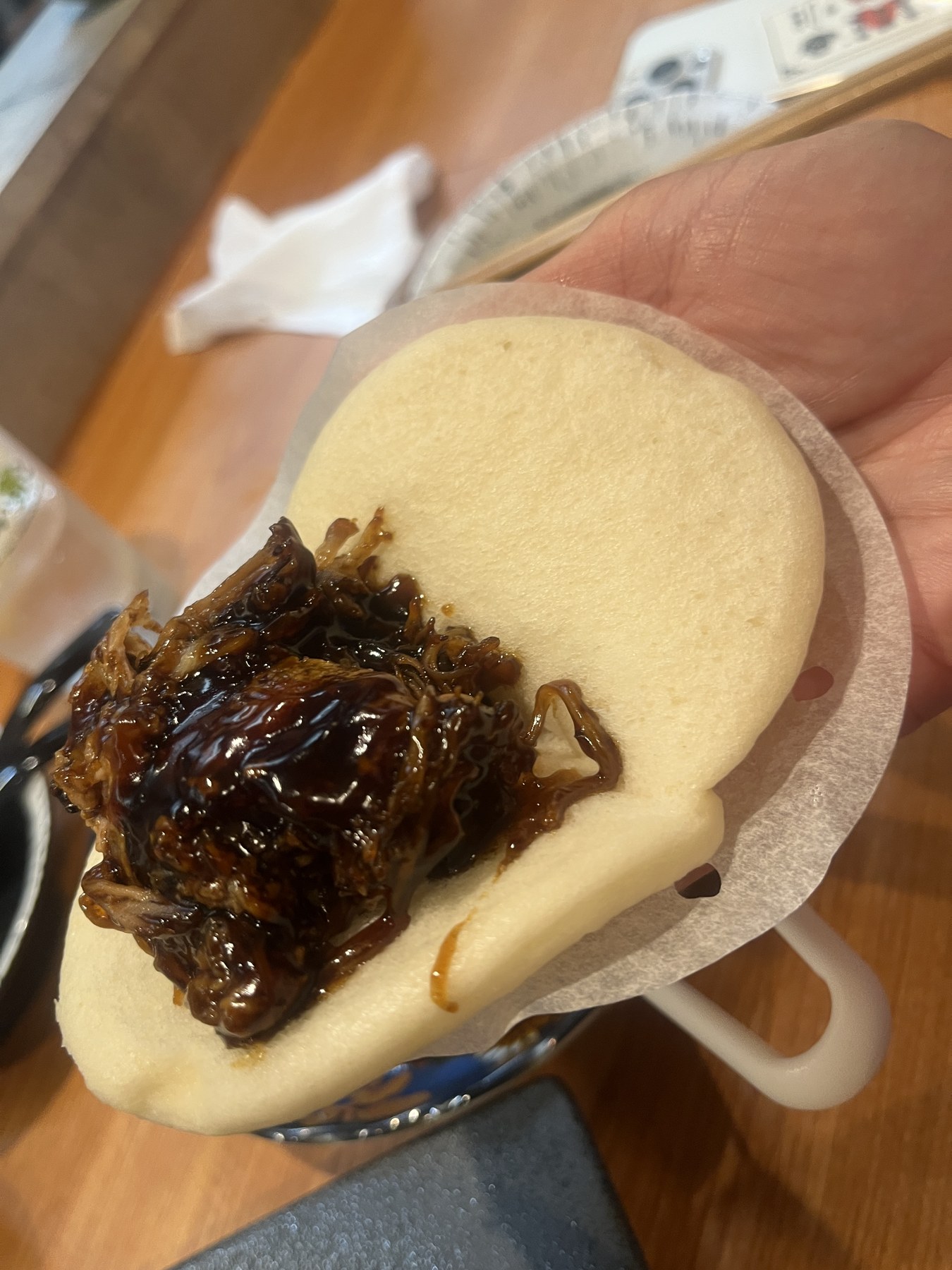 黒酢の酢豚を蒸しパンに挟んだ様子