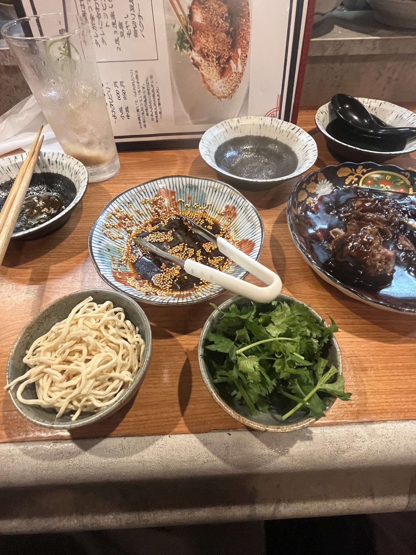 よだれ鶏の残ったタレに細切り豆腐とパクチーを追加