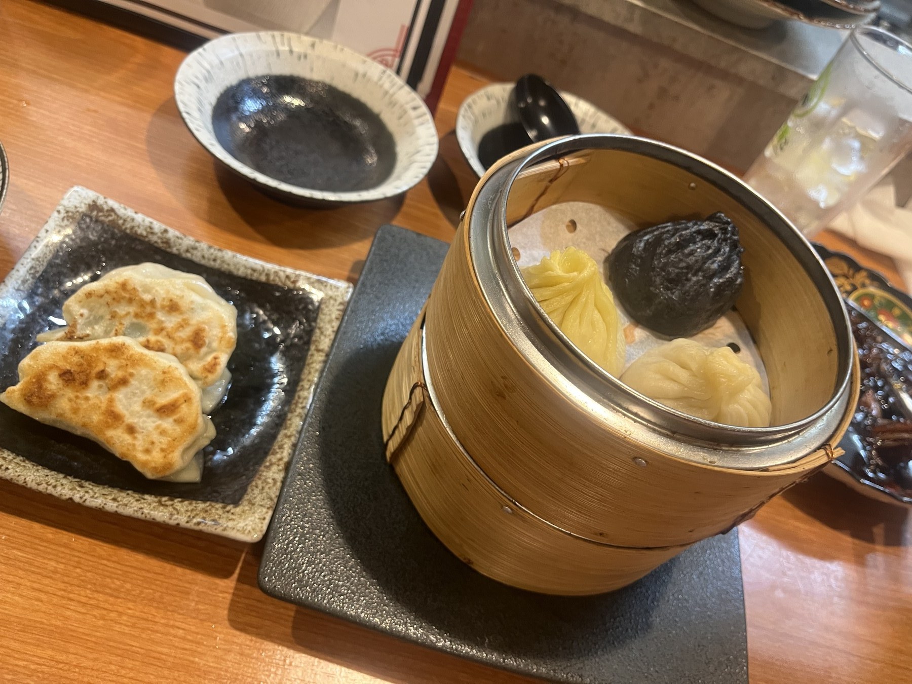 口水食堂の餃子と小籠包