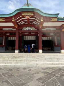 【赤坂】都会のど真ん中に千本鳥居!? 日枝神社で縁結びの神猿とエスカレーター参道を巡る