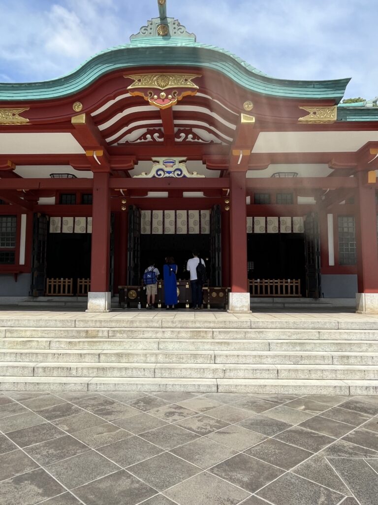 【赤坂】都会のど真ん中に千本鳥居!? 日枝神社で縁結びの神猿とエスカレーター参道を巡る