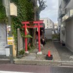 【東長崎】なぜここにシーサー!? 長崎銀座商店街のすき間に佇む「笠間稲荷神社」｜あきのちょい紹介