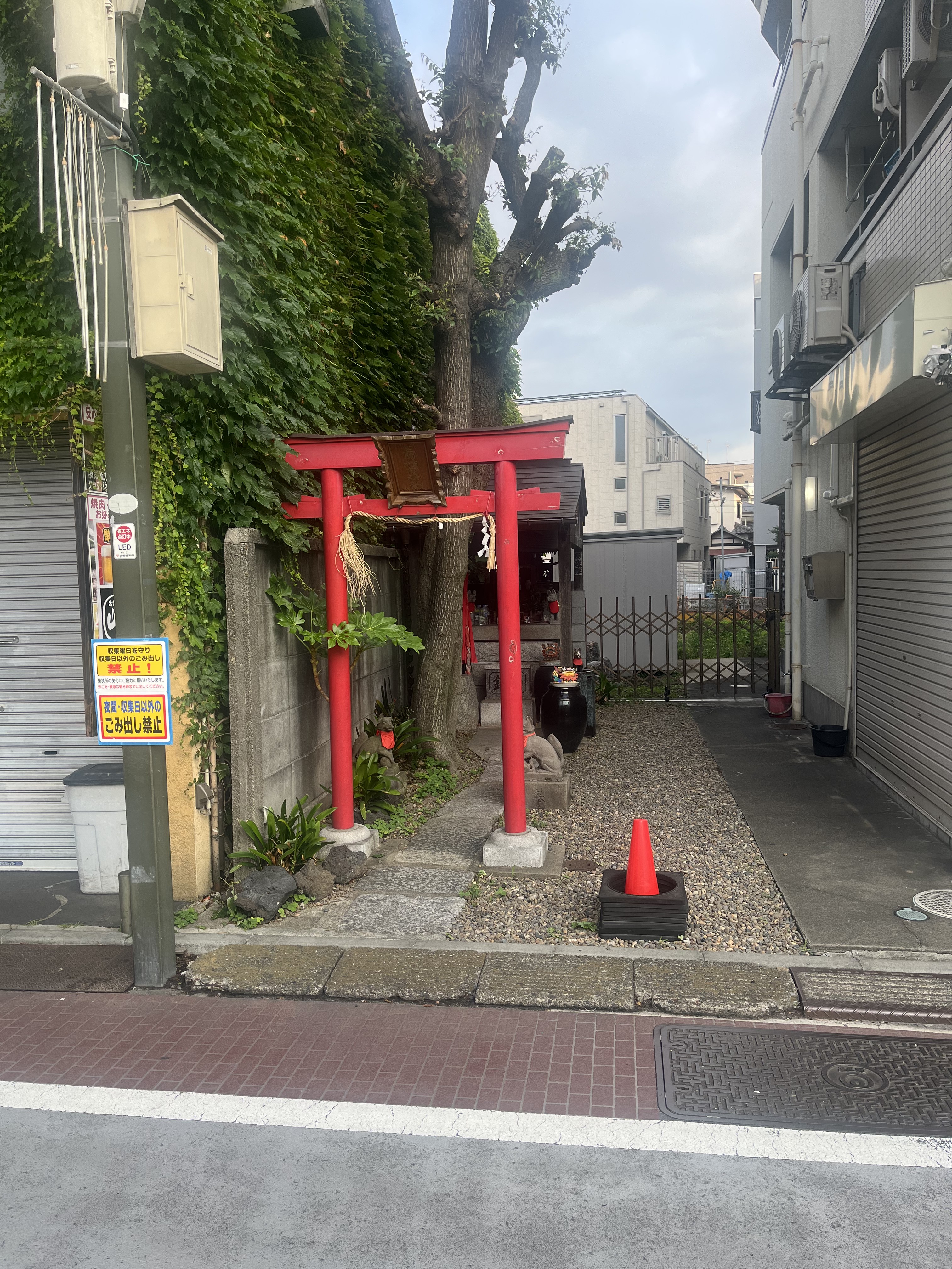 東長崎の長崎銀座商店街にある笠間稲荷神社の赤い鳥居