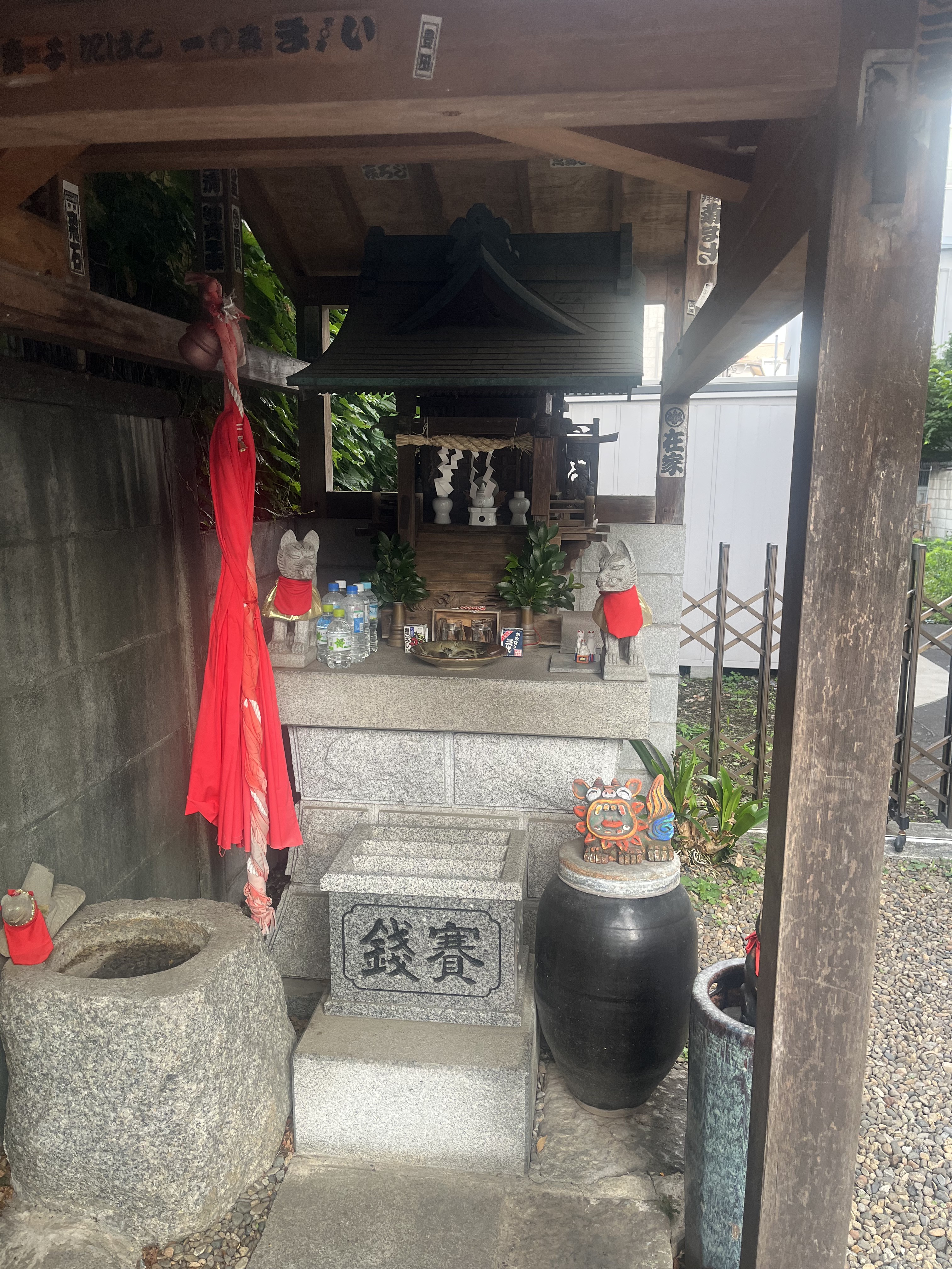 笠間稲荷神社のお狐さまとシーサーのような置物