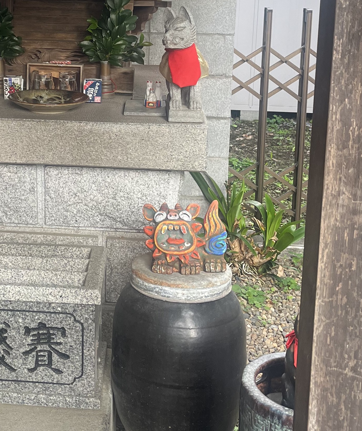 笠間稲荷神社に置かれたシーサーのような置物