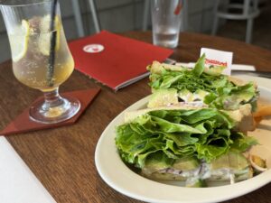 【東長崎】駅1分「passsand」へ！野菜たっぷりサーモン＆アボカドサンドと自家製レモンスカッシュ