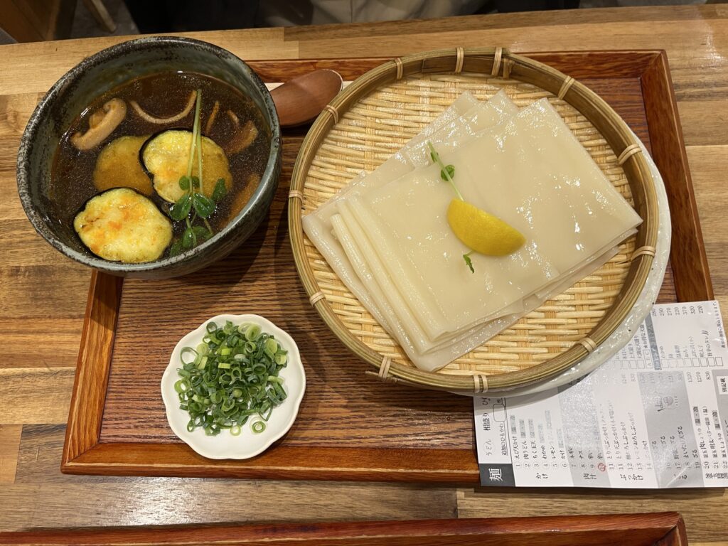【池袋】まるで一枚の布!?「ひもかわ桐生」の超幅広うどんを持ち上げてみた【動画あり】