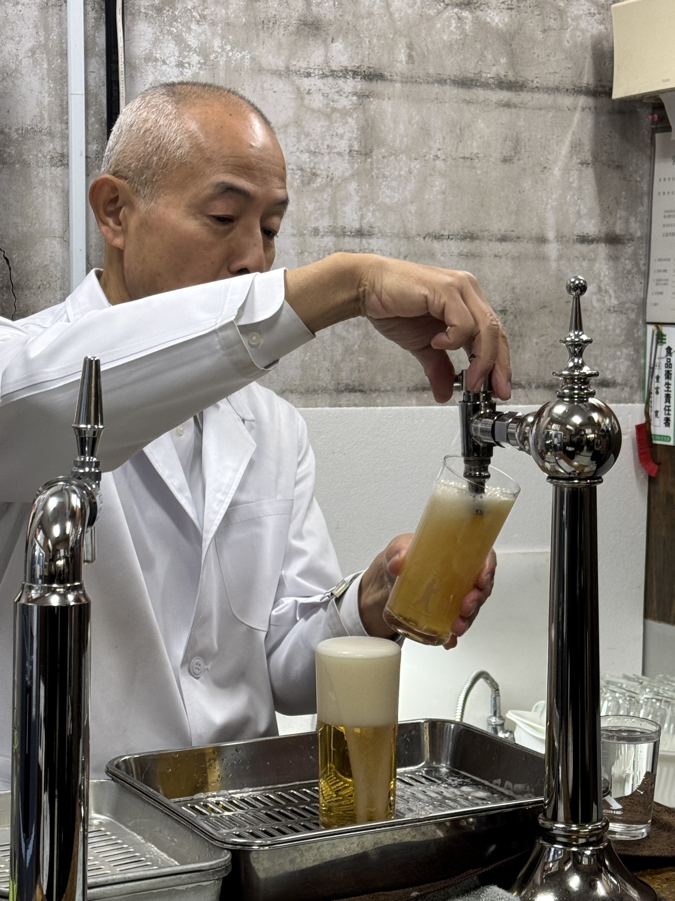 ビールスタンド重富でビールを注ぐ様子