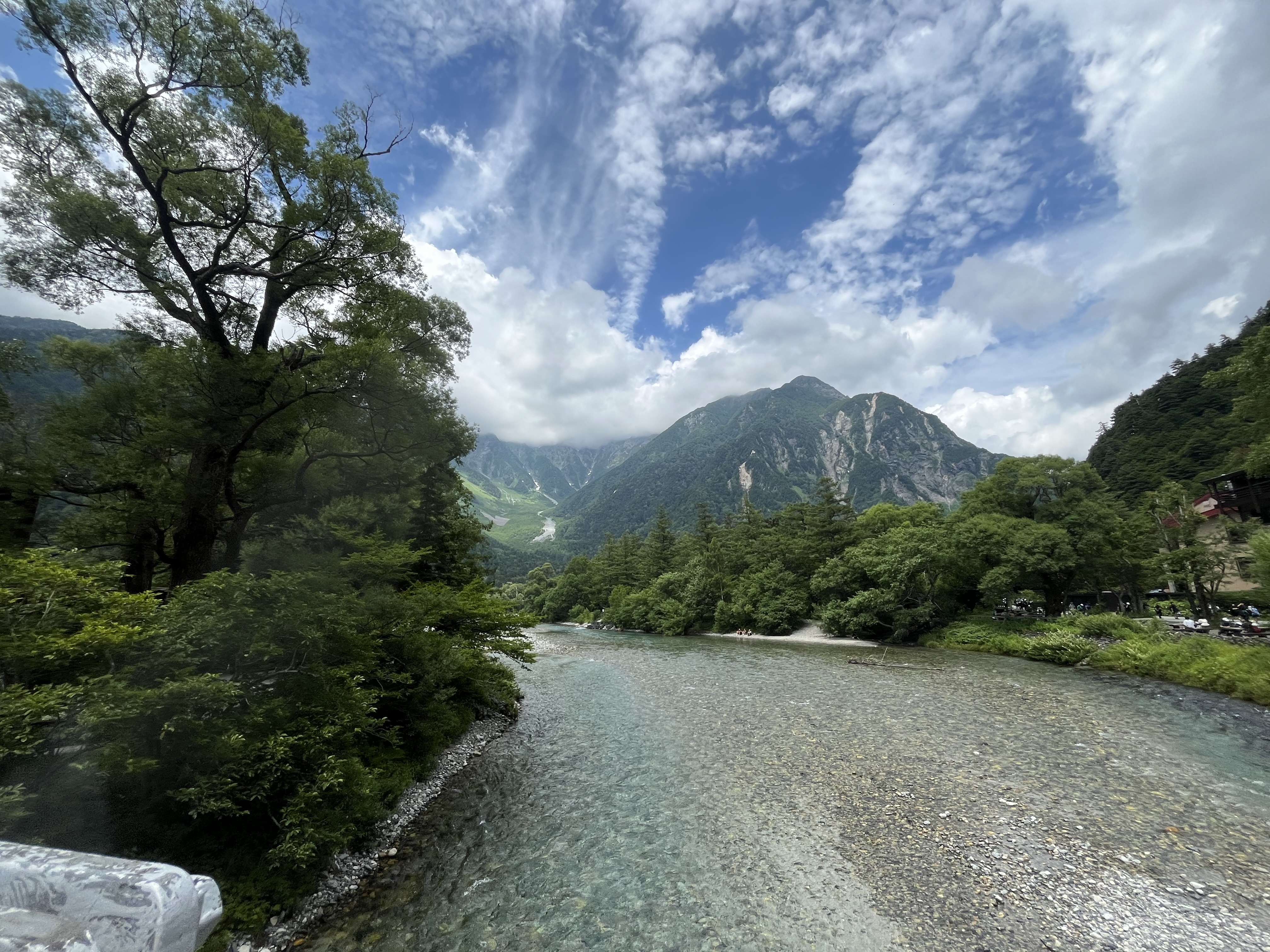河童橋の上から見た梓川と穂高連峰