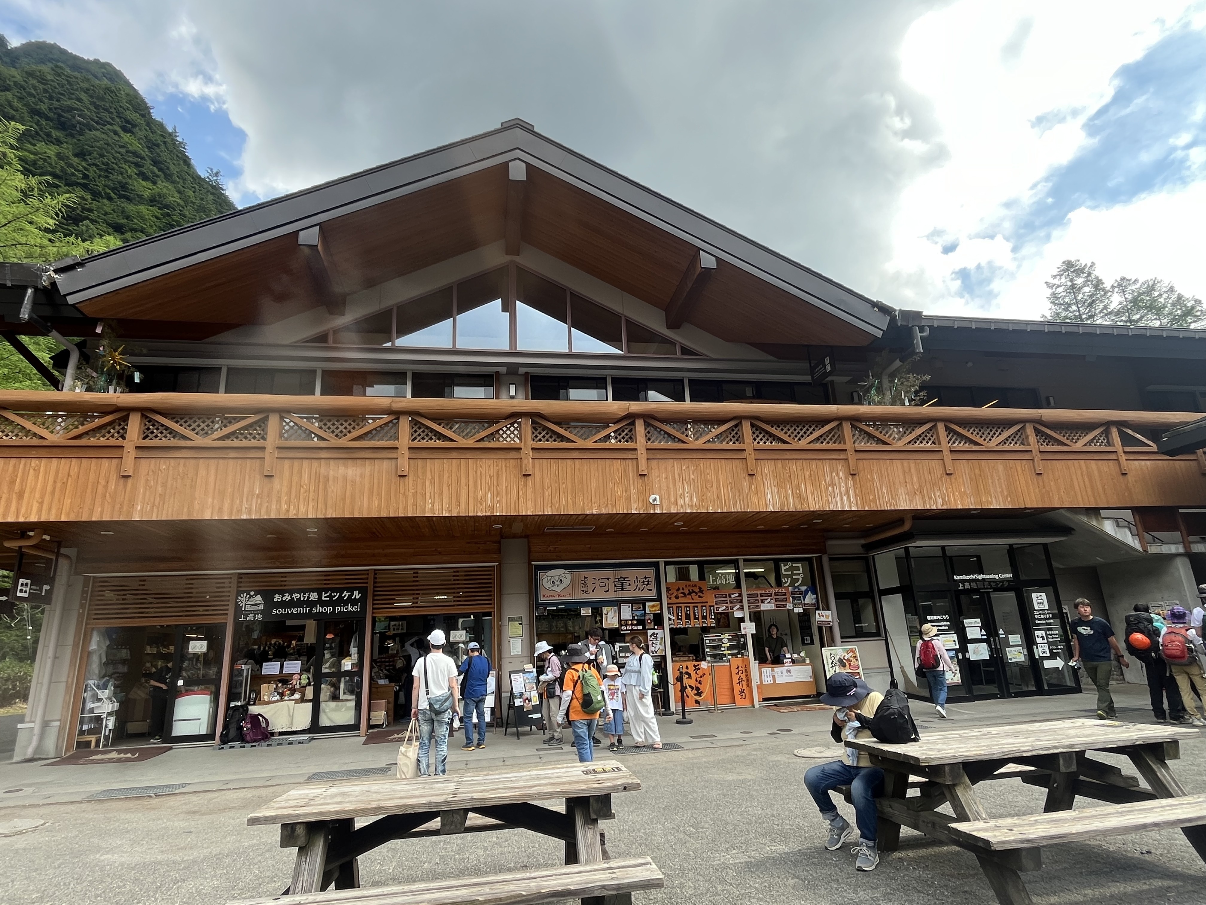 上高地バスターミナルのおみやげ処ピッケルと河童焼き売店