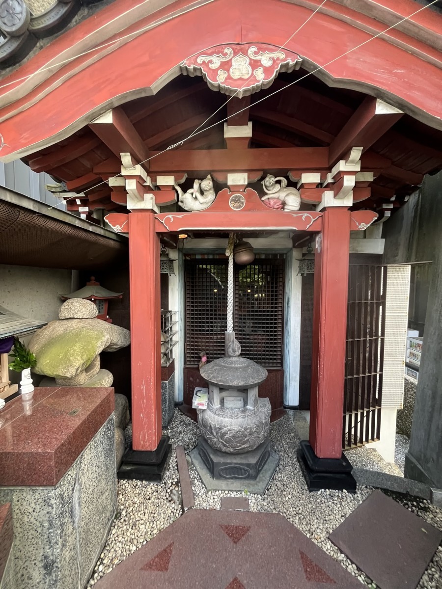 美喜井稲荷の赤い社殿と猫の造形