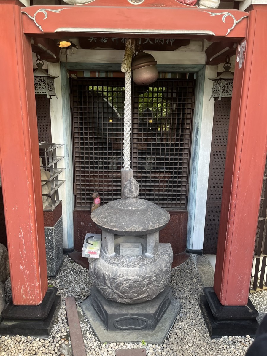美喜井稲荷の社殿と香炉
