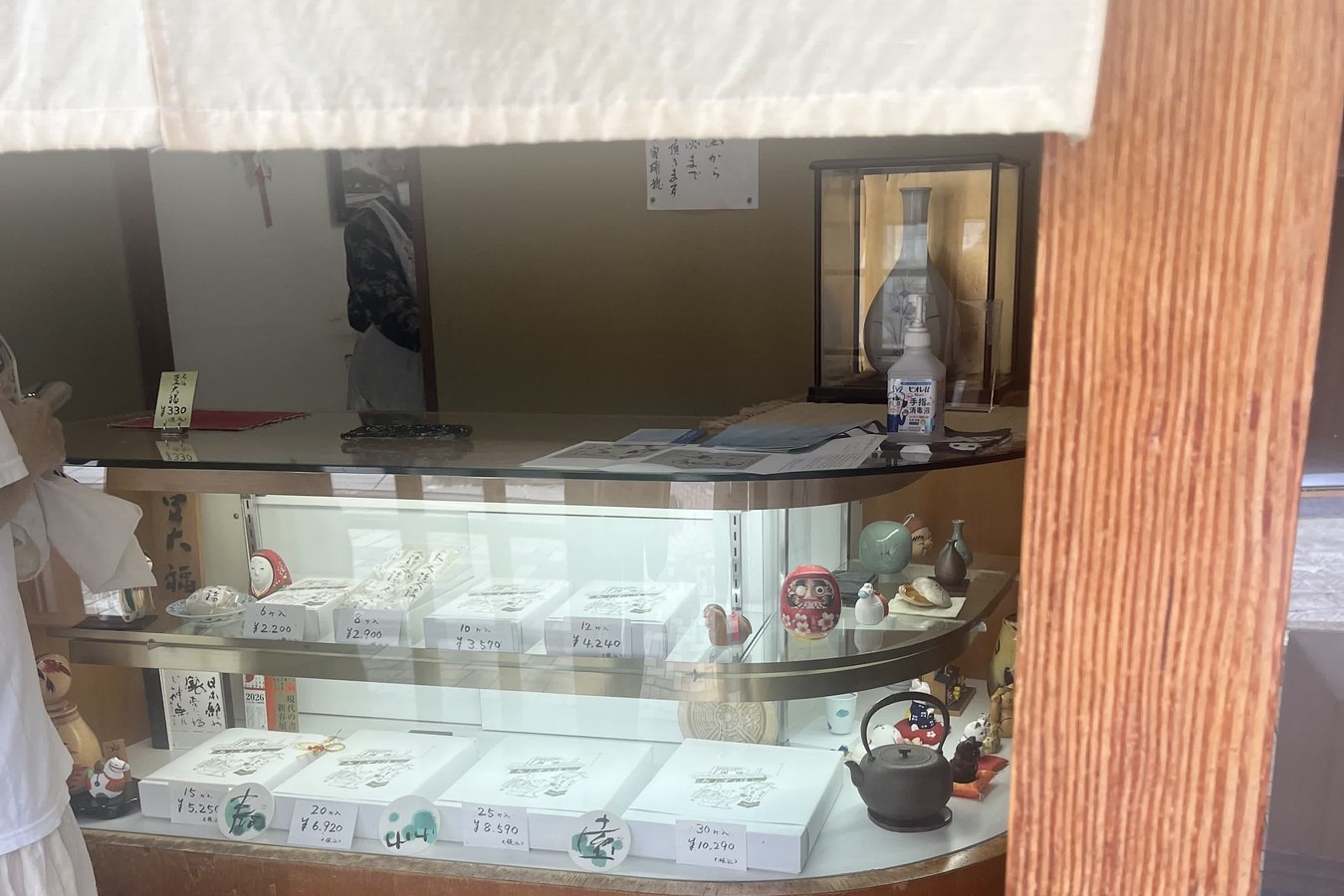 瑞穂の店内ショーケースと豆大福の箱