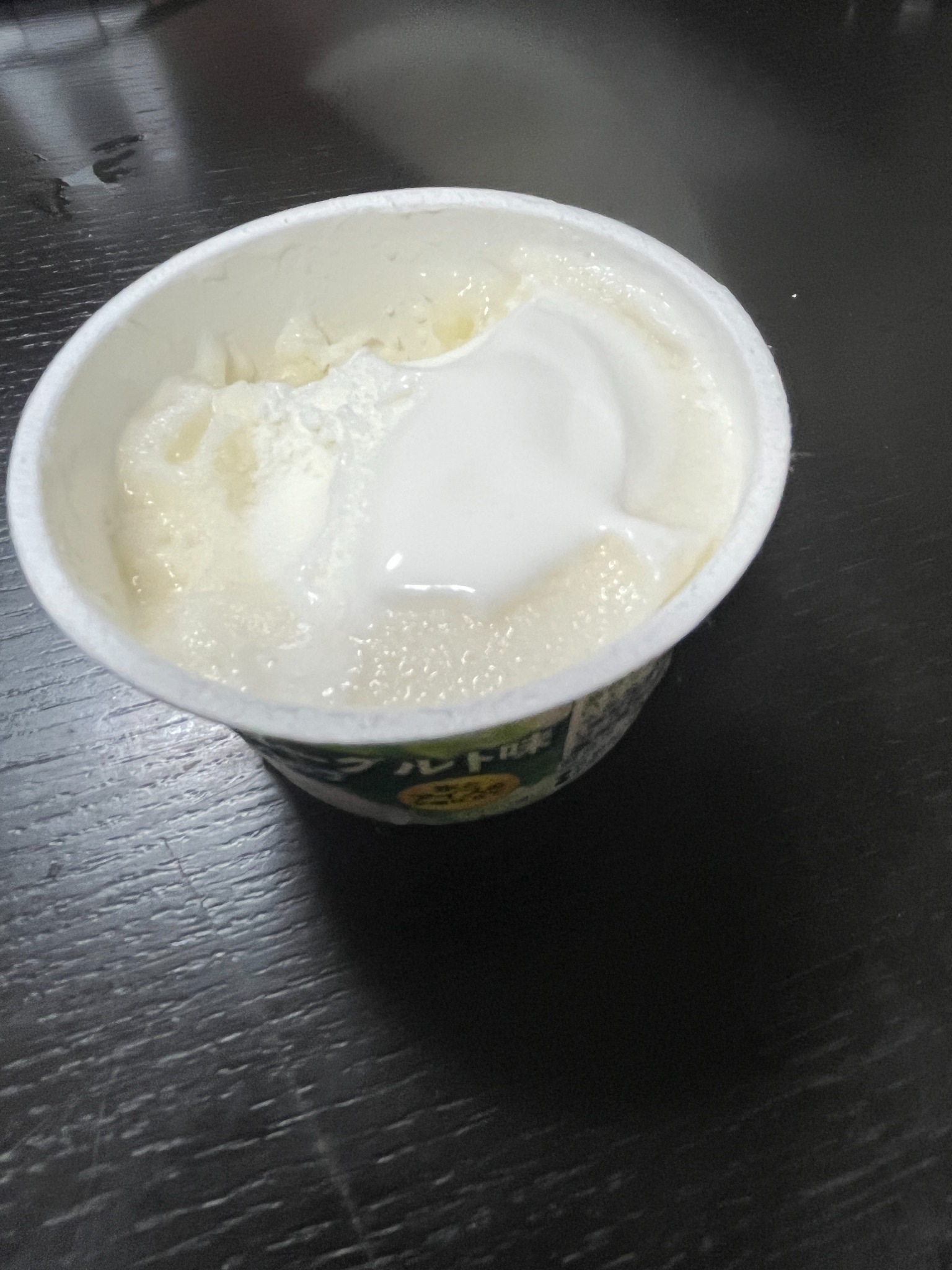 開封した森永アロエヨーグルト味フローズンカップ
