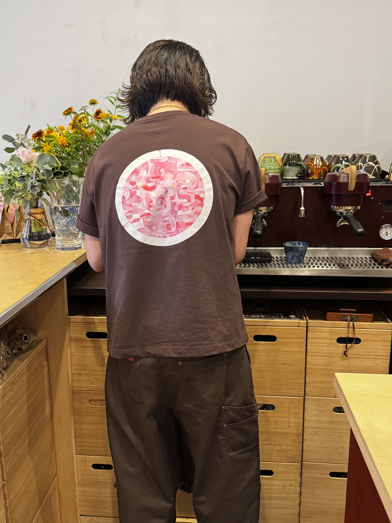 カフェ成でエスプレッソマシンを使ってラテを作る様子