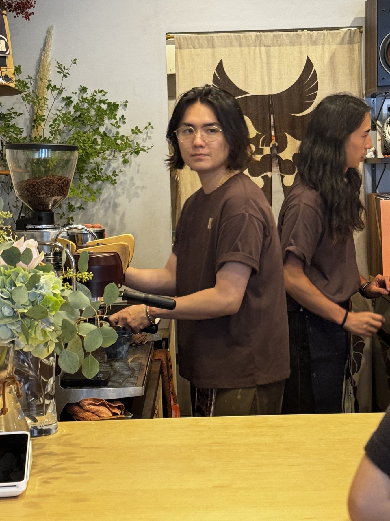 カフェ成の木のカウンターとスタッフ