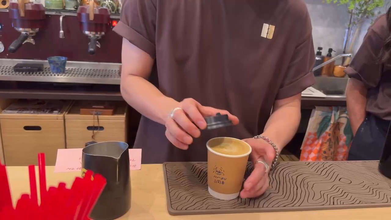 市ヶ谷のカフェ成で注文したオーツミルクのカフェラテ