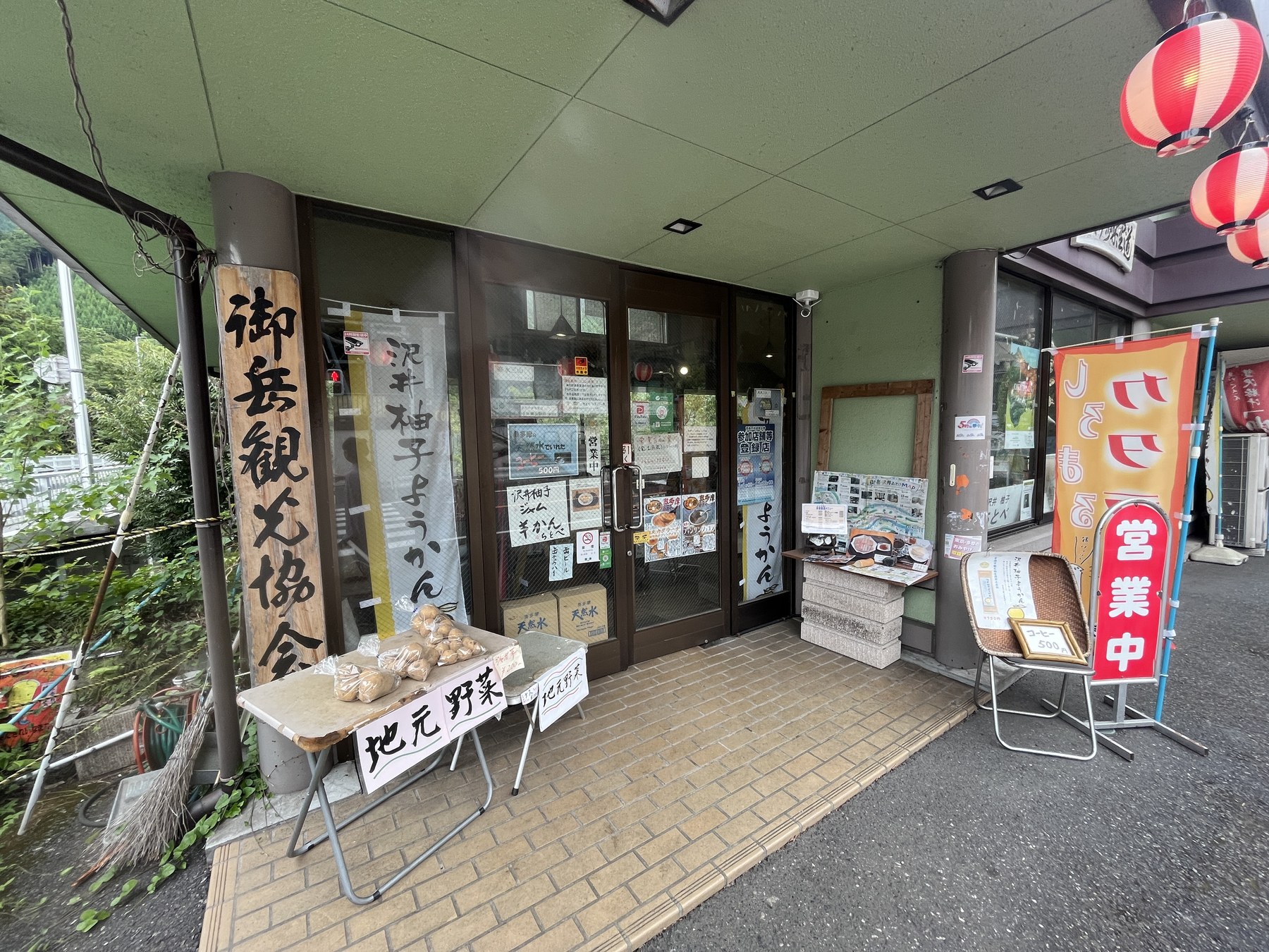 御嶽駅前の御岳観光協会の飲食スペース