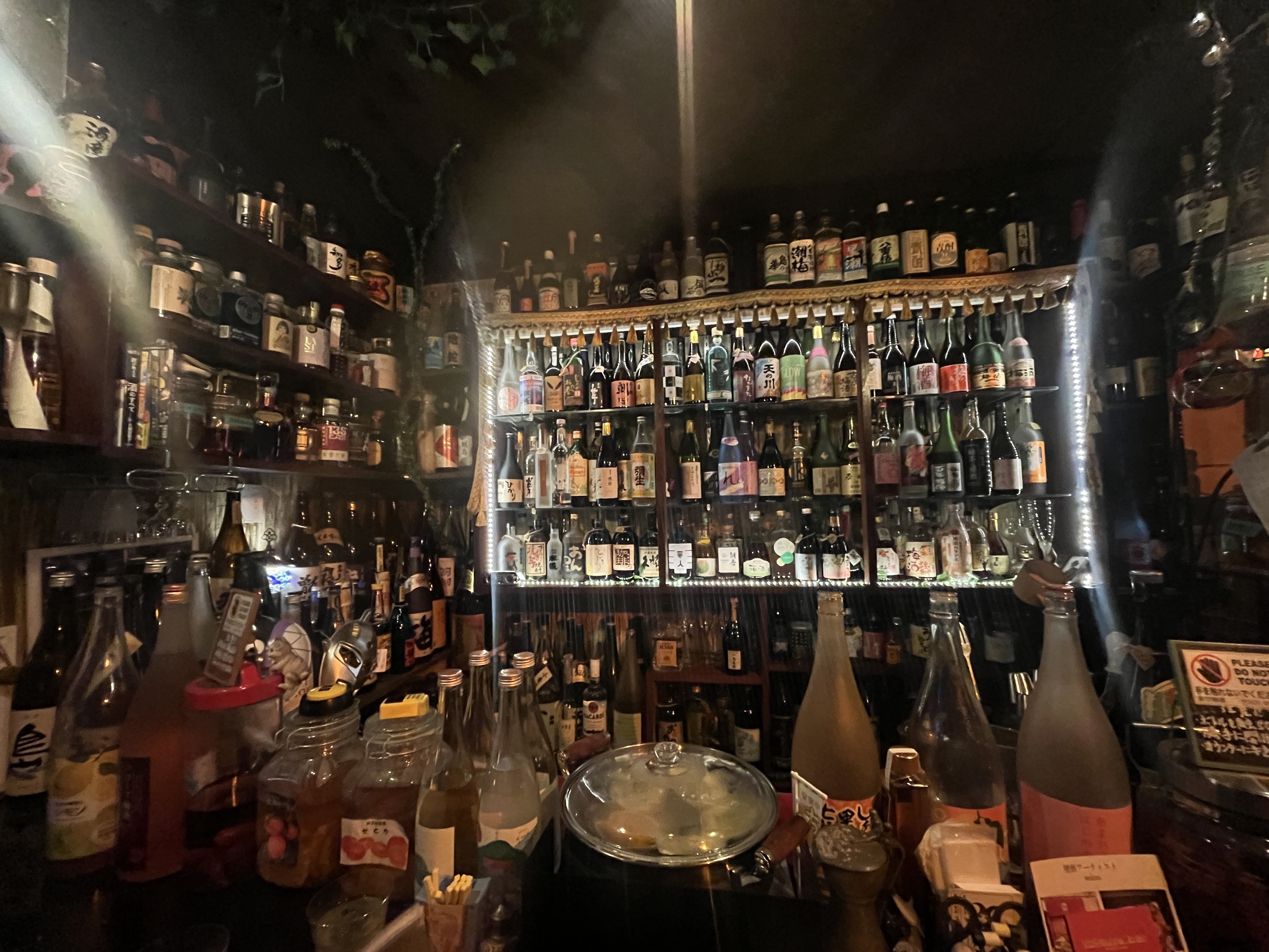 東京焼酎＆梅酒Bar九の壁一面に並ぶ酒瓶