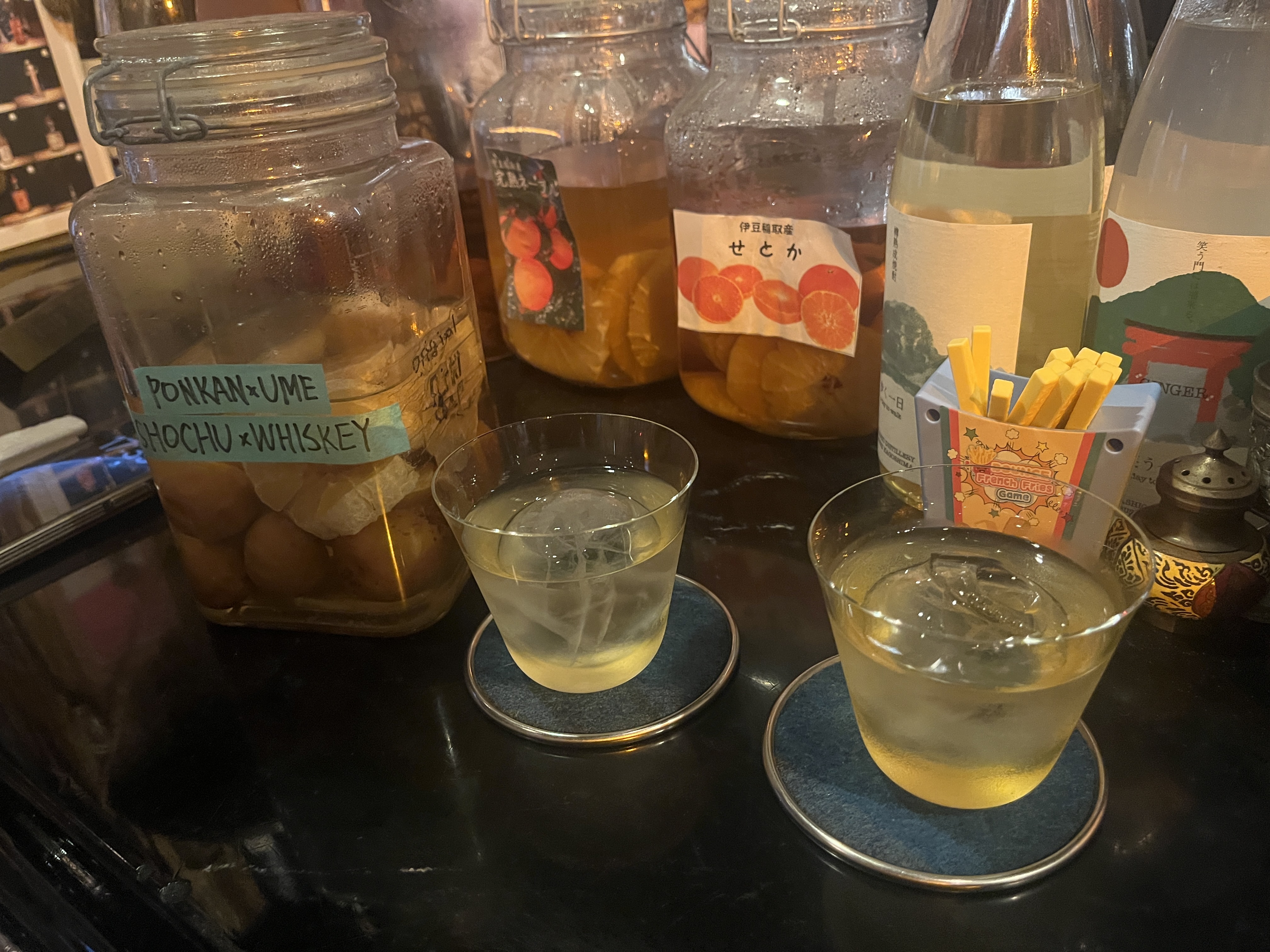 Bar九の果実が入った自家製果実酒の瓶