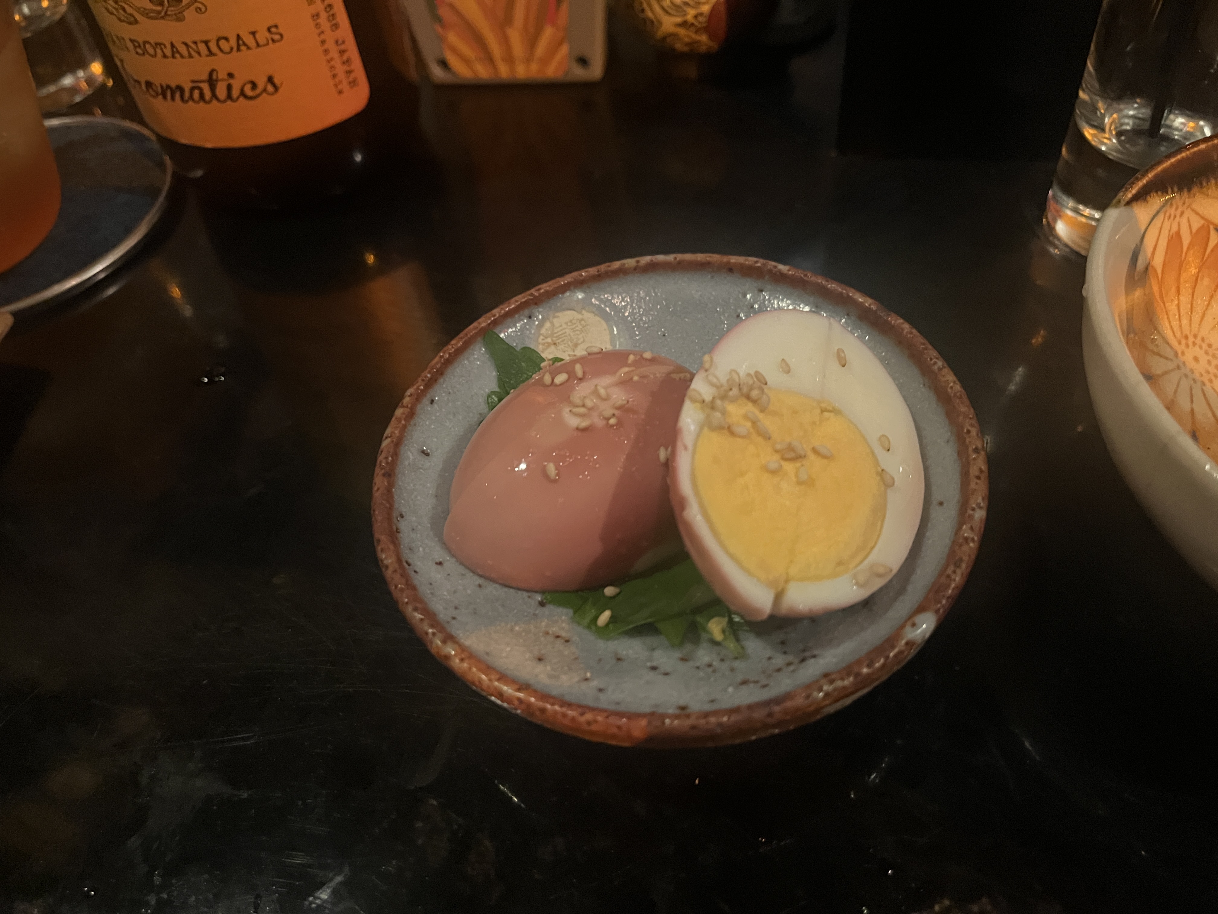 東京焼酎＆梅酒Bar九のピンクのゆで卵