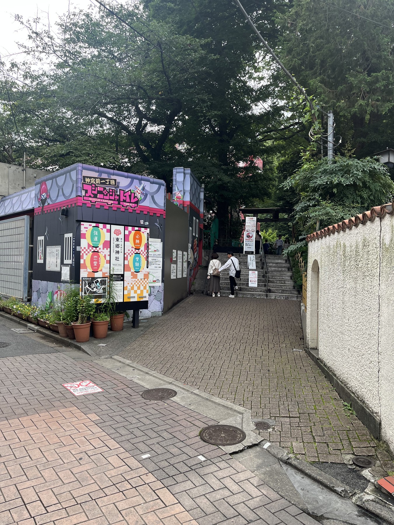 原宿から東郷神社へ向かう細い道