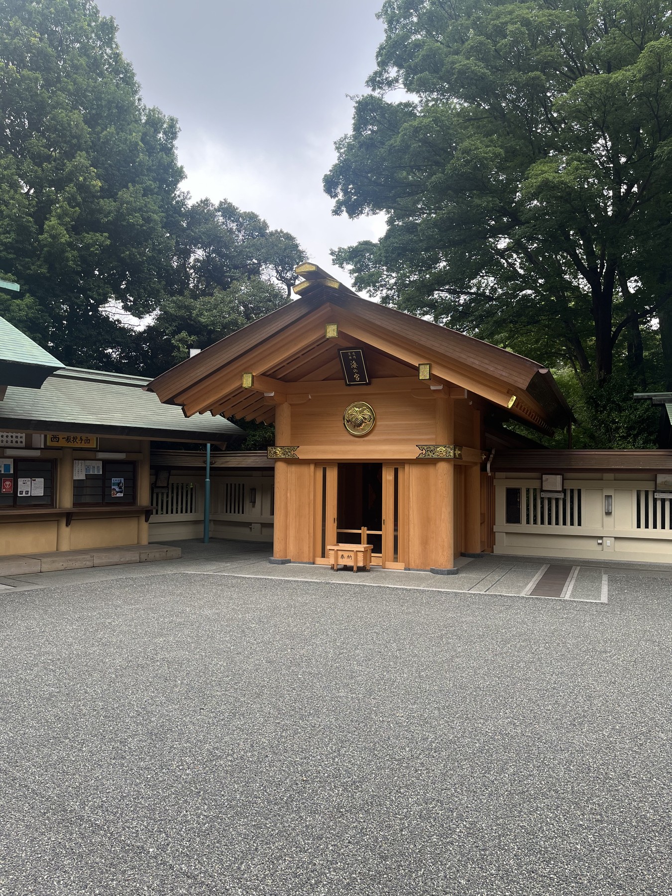 東郷神社境内の木造建築